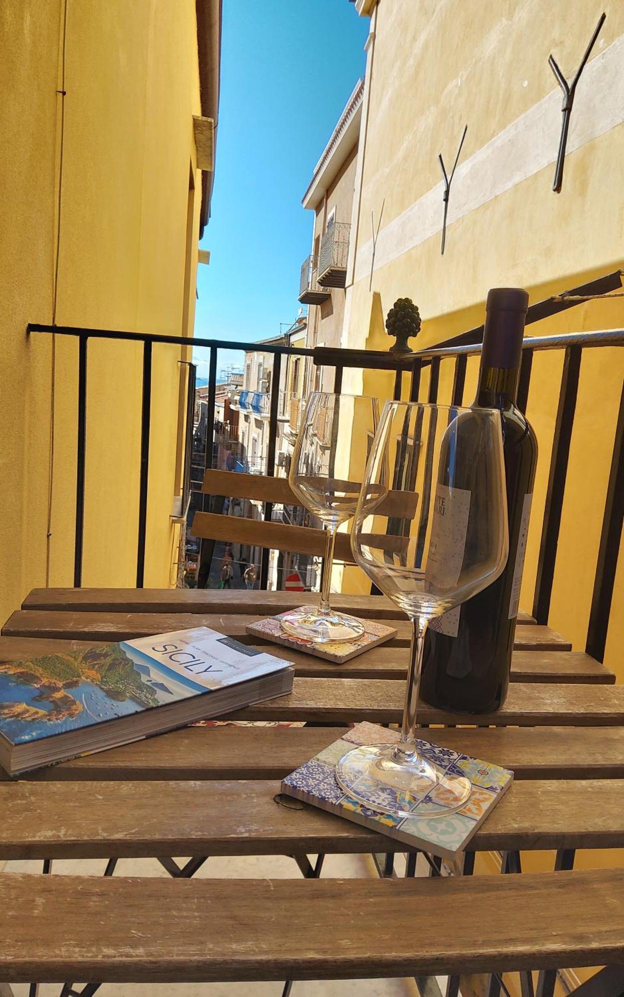 Sicilian Dream Apartments Чефалу Стая снимка